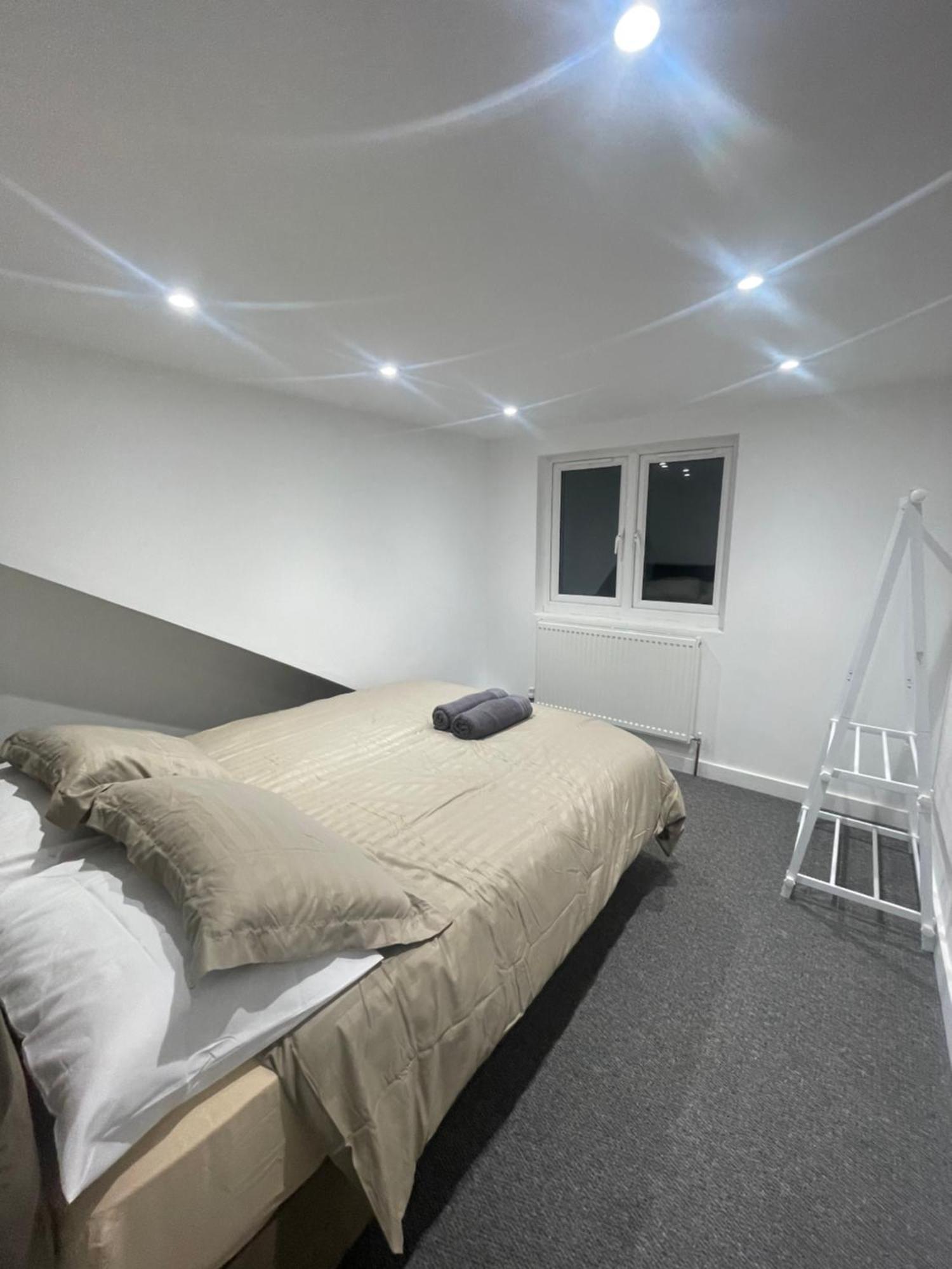 6 Bedroom House In - Sleeps 12