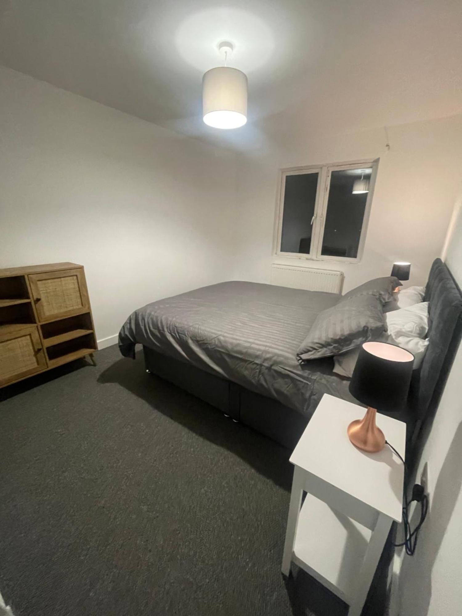 6 Bedroom House In - Sleeps 12 *