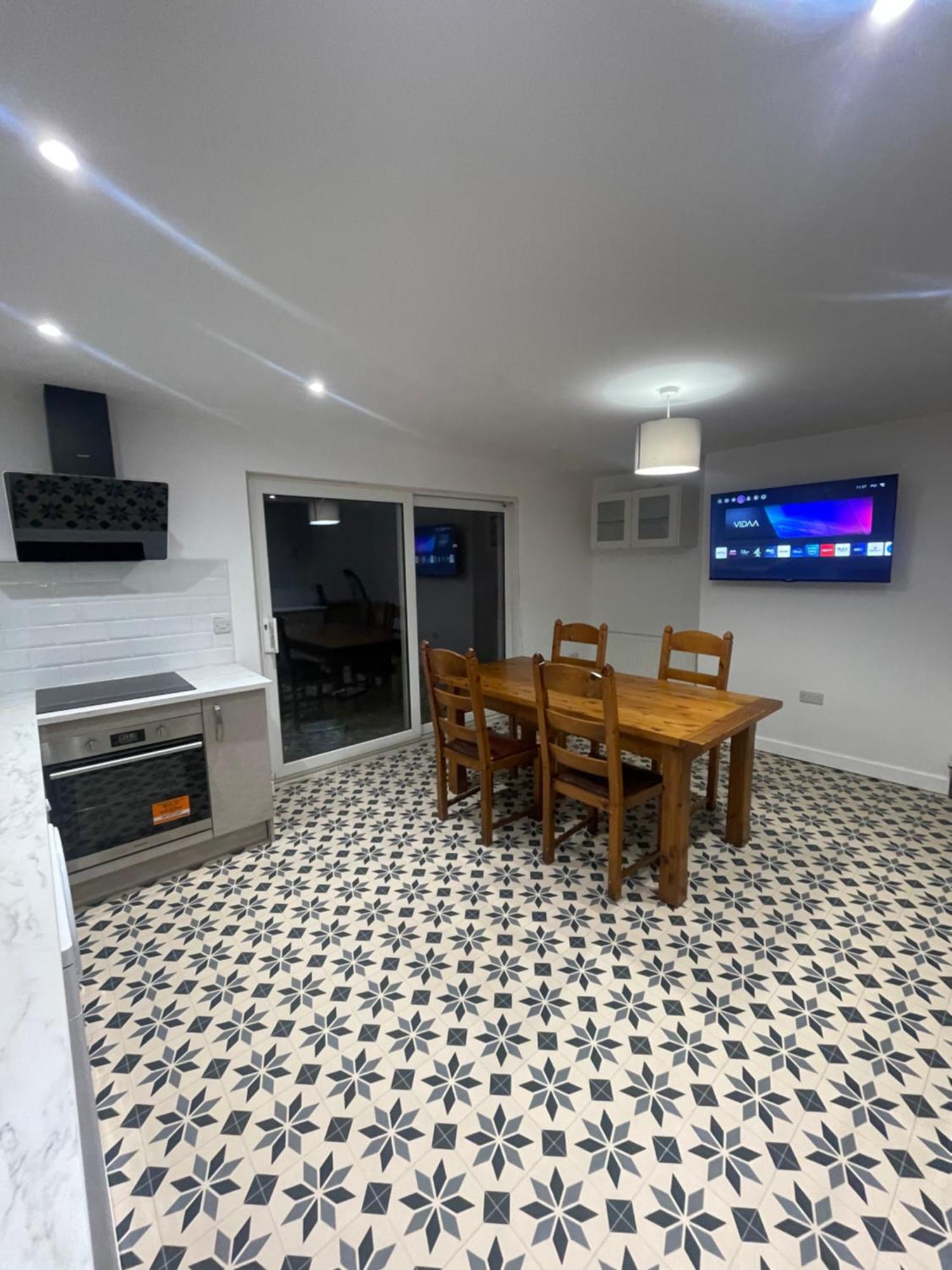 6 Bedroom House In - Sleeps 12 *