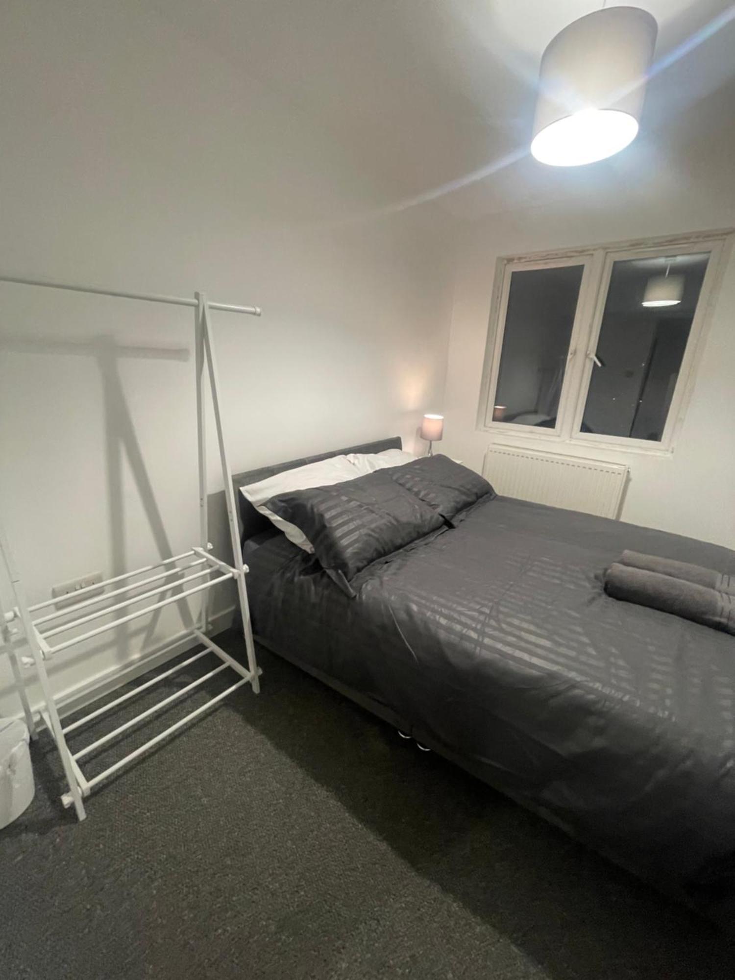 6 Bedroom House In - Sleeps 12 *